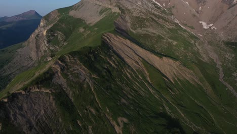 ladera cubierta de hierba en los alpes franceses