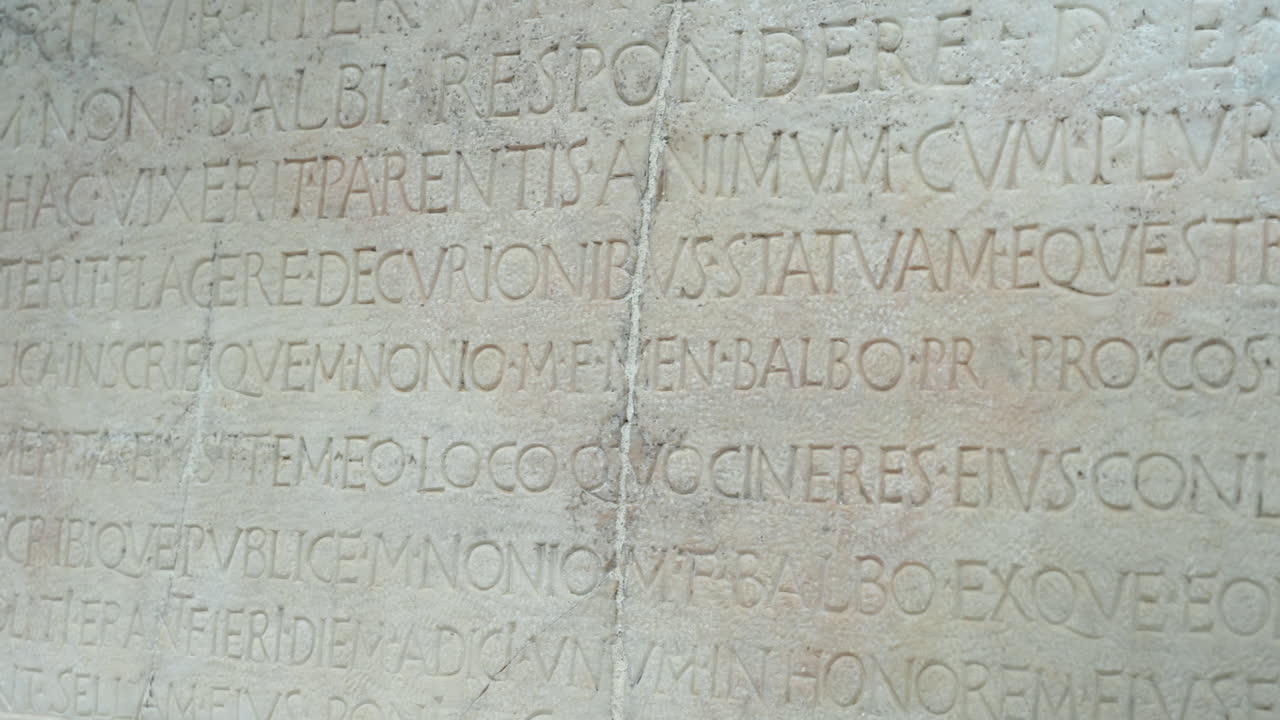 antiguo texto latino romano tallado en una losa de mármol blanco de la histórica ciudad de herculano en nápoles, italia