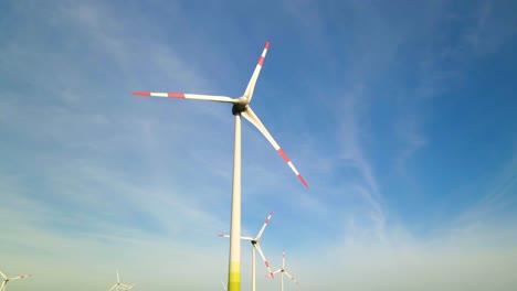 Imagen-En-ángulo-Bajo-De-Turbinas-Eólicas-Funcionando-Y-Generando-Energía-Eléctrica-Verde-En-Un-Parque-Eólico-Bajo-El-Cielo-Azul-En-Un-Día-Soleado,-Todavía-Filmada