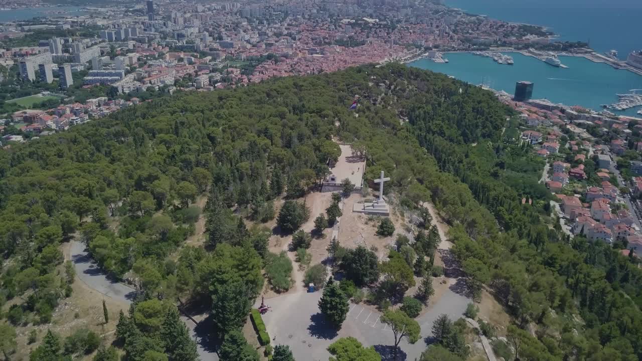 volando sobre la cruz blanca hacia el puerto de split, croacia