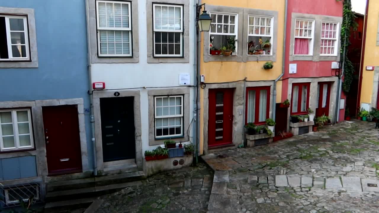 casas icónicas de colores en la calle empedrada de largo da pena ventosa en el centro de la ciudad de oporto