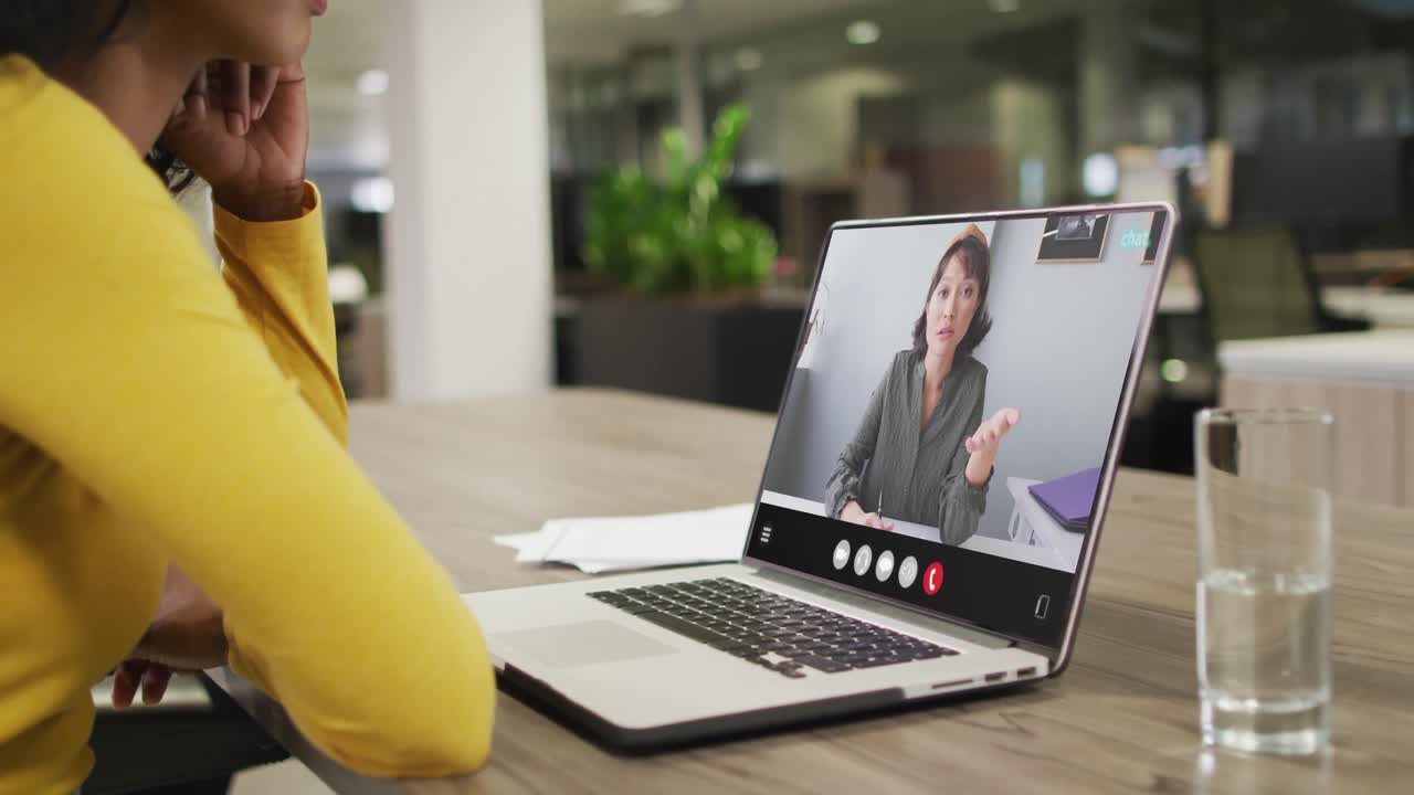 animación de una mujer biracial haciendo una videollamada en una computadora portátil