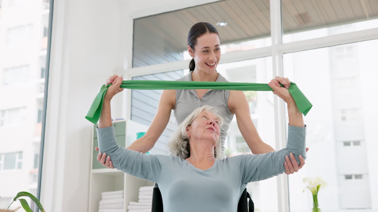 ältere frau mit behinderung