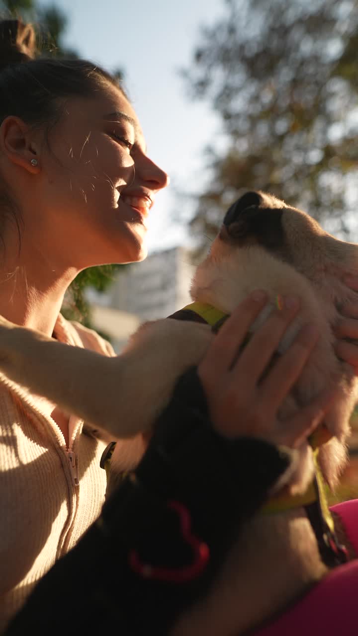 mujer y cachorro en el parque