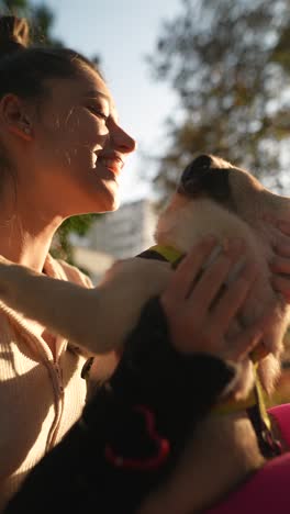 mujer y cachorro en el parque
