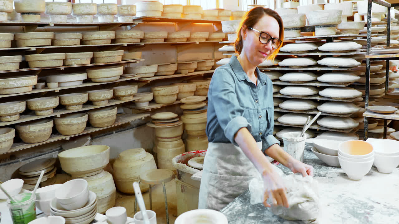 mujer alfarero olfateando arcilla 4k