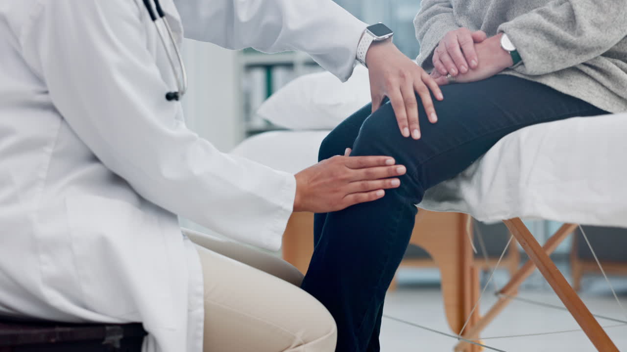 primer plano, consulta y médico con un paciente