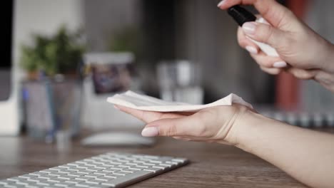 Handheld-Video-Einer-Frau,-Die-Im-Büro-Die-Tastatur-Reinigt