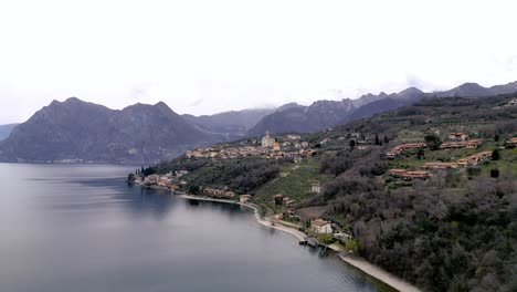 ciudad siviano en la isla de monte isola en el lago iseo en italia