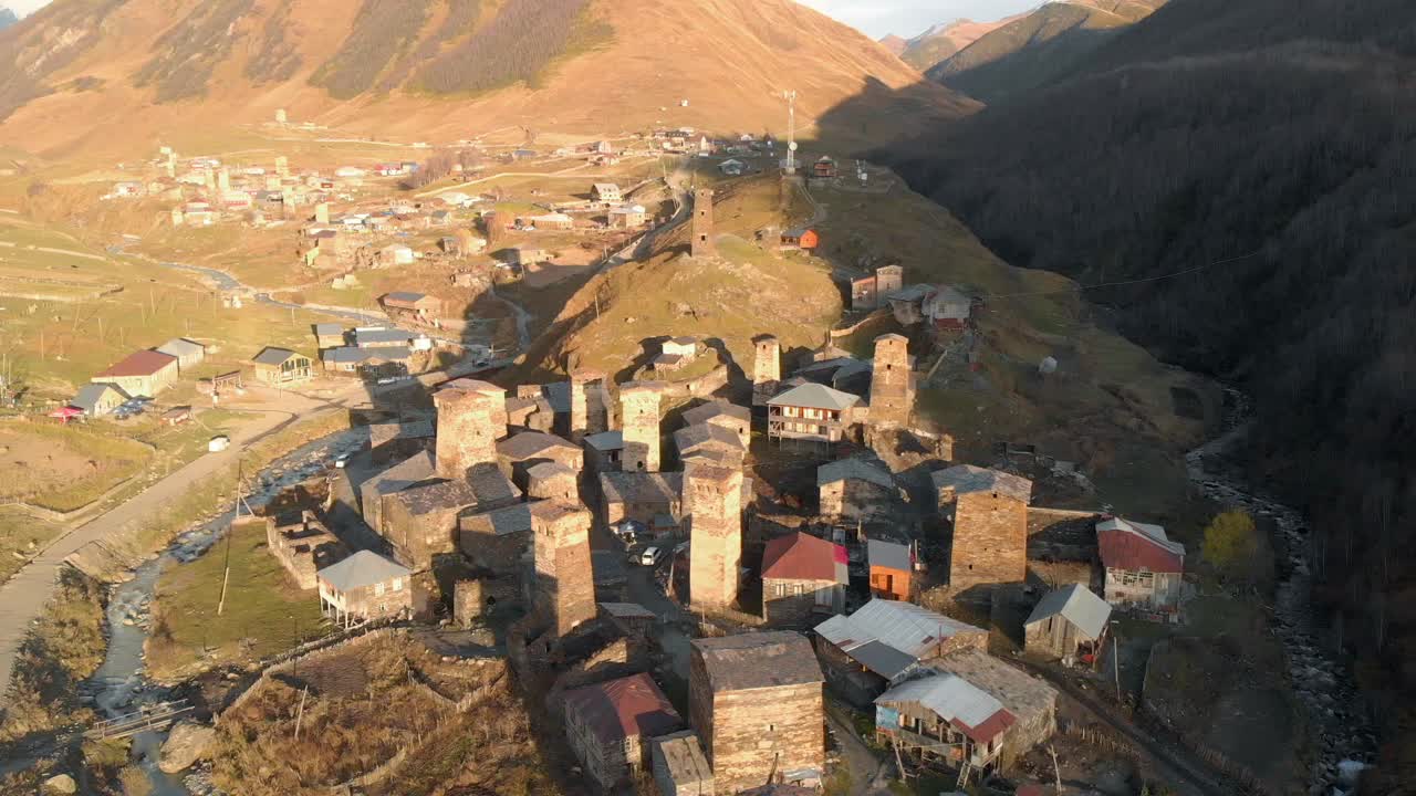 vista aérea de una aldea rural en un valle en la región de svaneti, georgia, con muchas torres de svan construidas en el centro de la ciudad
