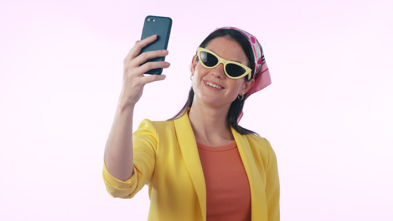 selfie, sonrisa y signo de paz con una red social