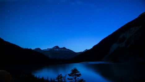 Starlapse-Am-Gletschersee-Am-Berghang-Bis-Zum-Whiteout,-Aufgenommen-Am-Joffreys-Lake-BC-Kanada