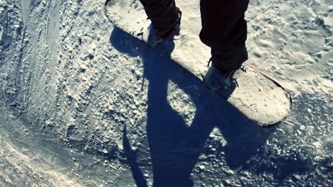 sombra de un snowboarder en la nieve