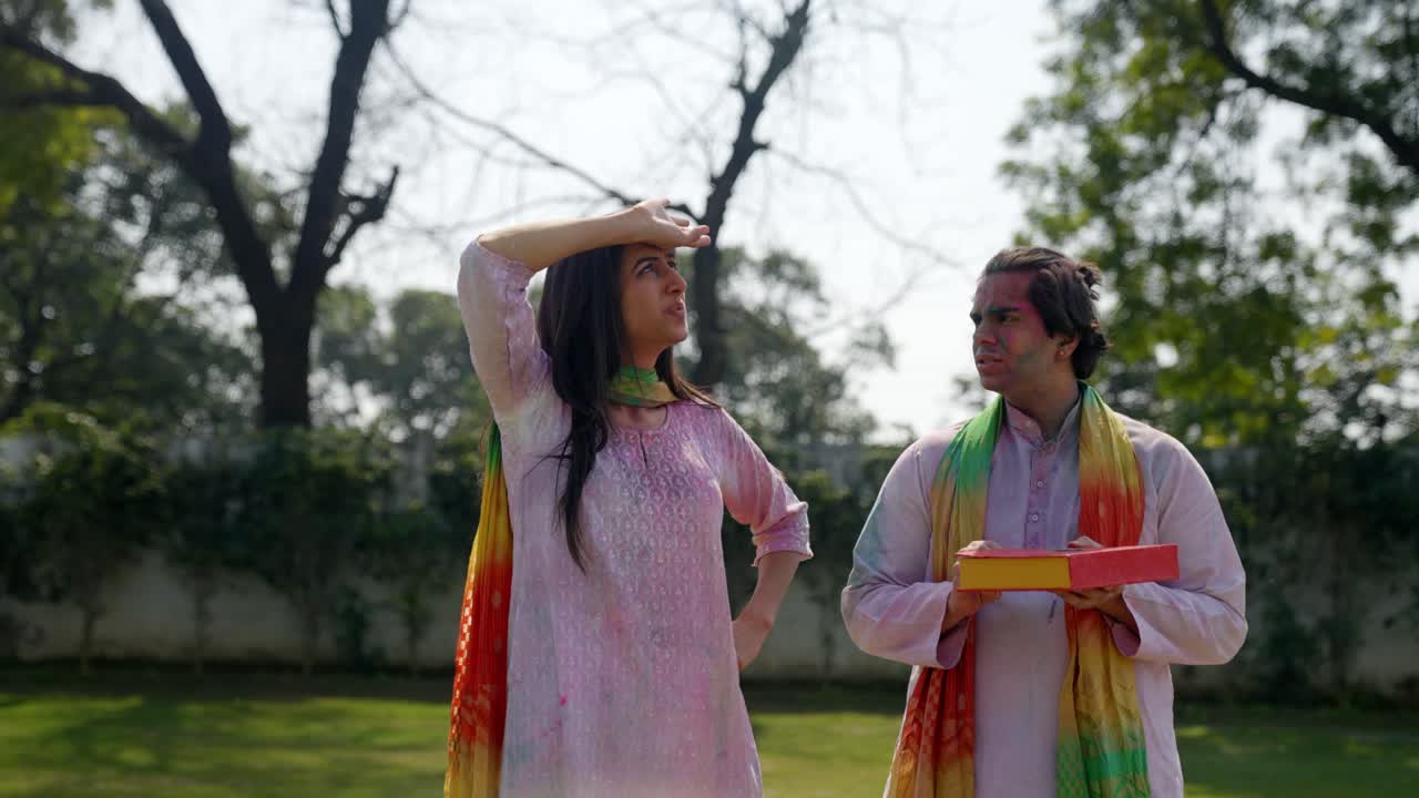 una pareja india hablando entre sí en una fiesta de holi