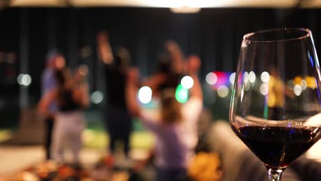 reunión alegre con vino y aclamaciones