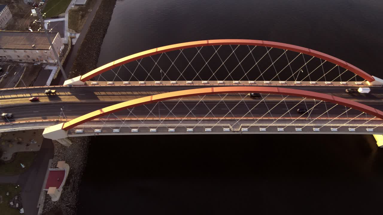 toma aérea cinematográfica sobre el puente hastings, minnesota, justo antes del atardecer