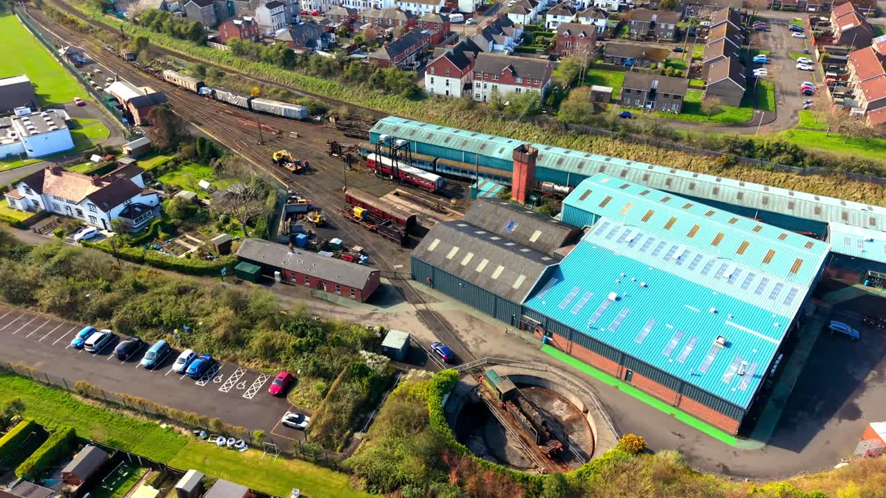 Luftvideo i 4K 60FPS ovenfra af Whitehead Jernbanemuseum i Whitehead, County Antrim, Nordirland i Storbritannien. Produceret med Rec709 farver