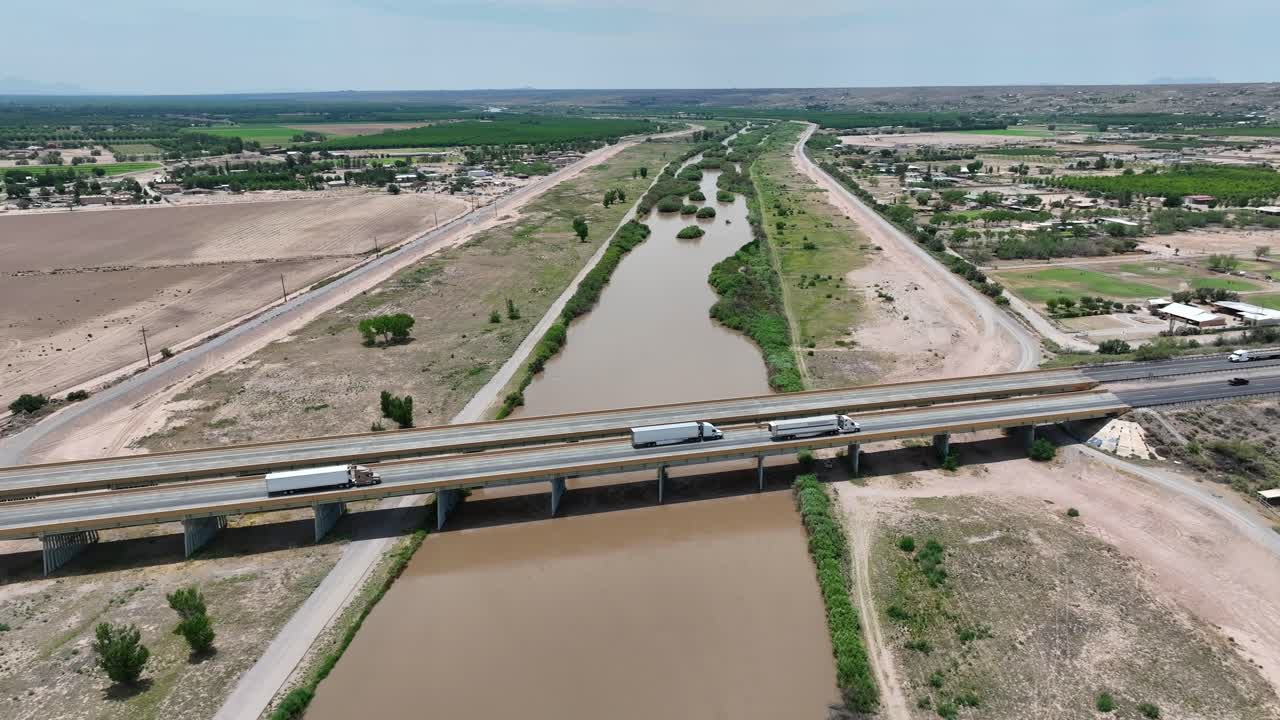 미국 남서부의 리오 그란데 강을 가로지르는 고속도로 다리