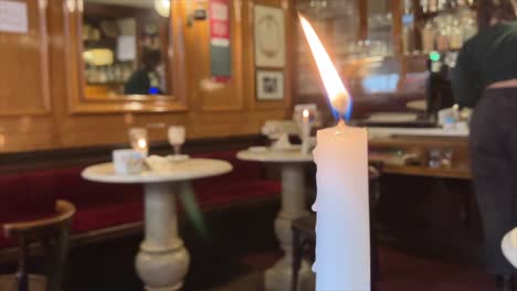 velas encendidas en la mesa del histórico caffè al bicerin en turín