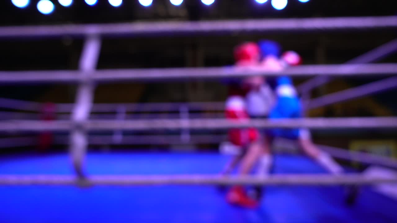 Boksörler ringde boks yapıyor. Odak dışı. Ağır çekim.