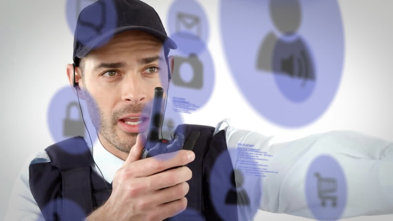 animación de procesamiento de datos e iconos de medios sobre guardia de seguridad caucásico masculino usando walkie talkie