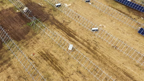filas de montajes de paneles solares en una granja de paneles solares sin terminar