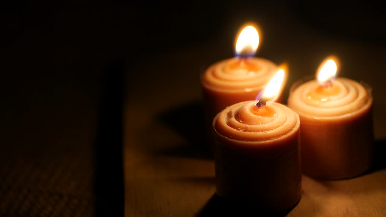 Un primo piano di una candela