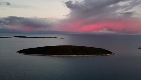 Antena-Escénica-De-Otocic-Kozjak,-Un-Islote-En-El-Mar-Adriático,-Isla-De-Cres,-Croacia