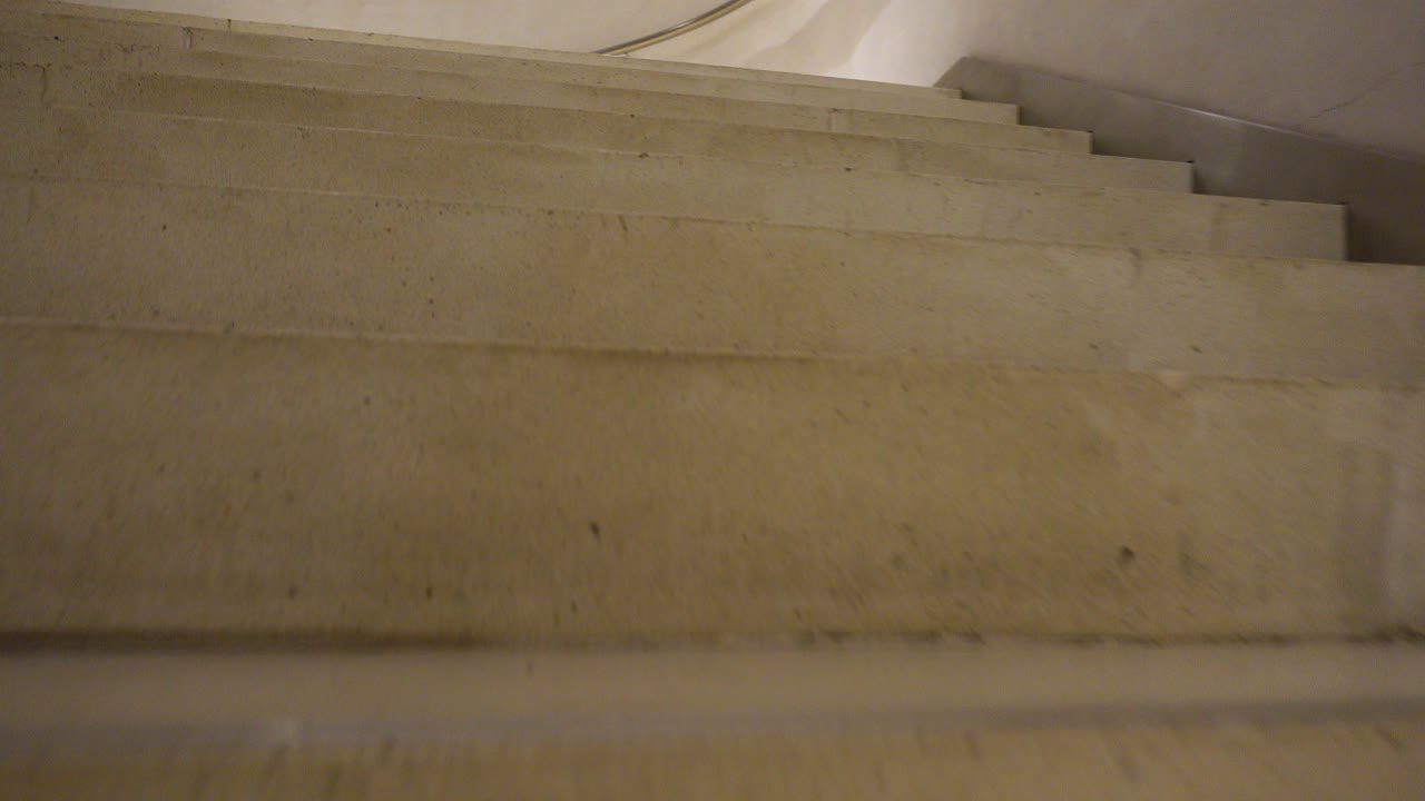 Movimento na escadaria em espiral. Filmagem em movimento