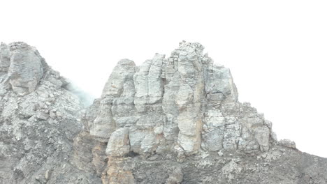 Antenne-Eines-Großen-Felsens-Auf-Der-Bergspitze,-Umgeben-Von-Dichtem-Nebel