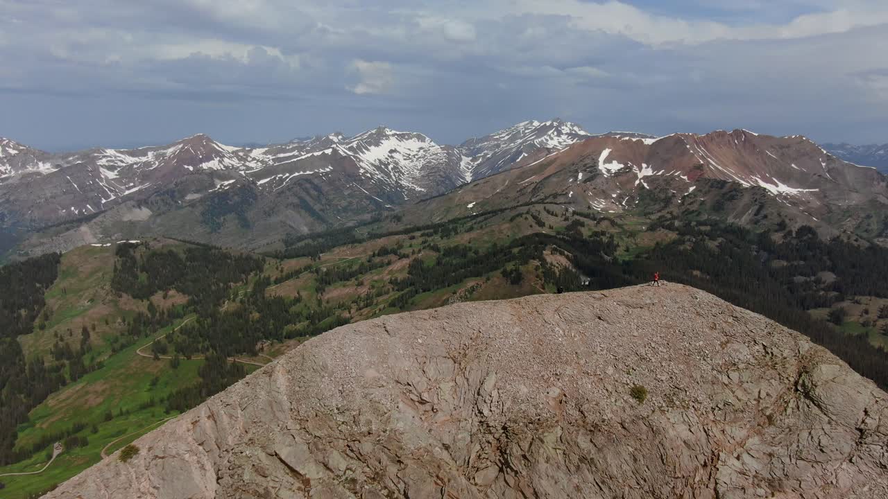 산 정상에서 다채로운 눈 덮인 산의 공중 공개