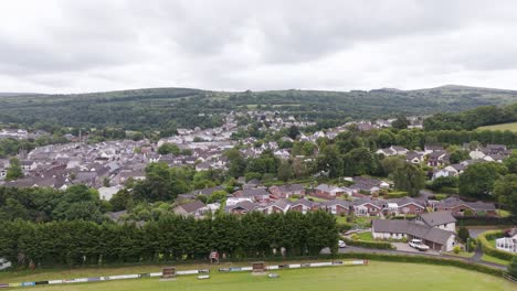 Aerial-reveal-of-residential-houses-in-Okehampton,-UK,-showing-a-mix-of-homes-and-green-areas-within-the-town