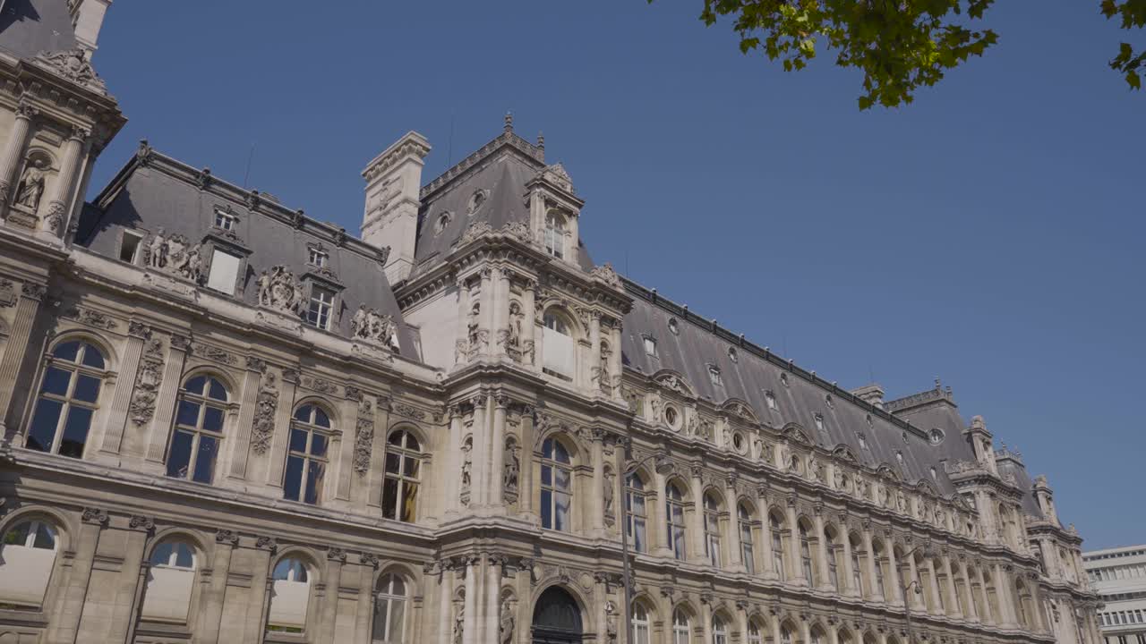 프랑스 파리의 호텔 드 빌의 외관을 슬로우 모션으로 보여주는 클로즈업