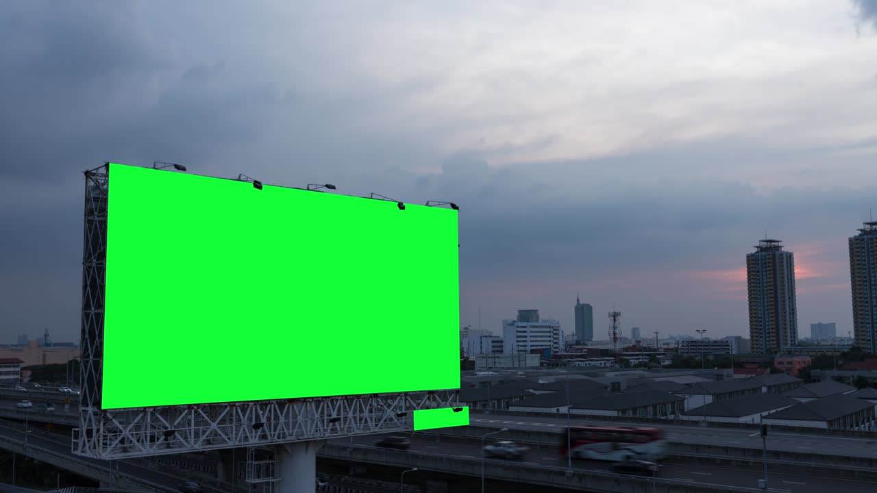 pantalla verde de lapso de tiempo de cartel publicitario en la autopista durante la puesta de sol con fondo de la ciudad en bangkok, tailandia.