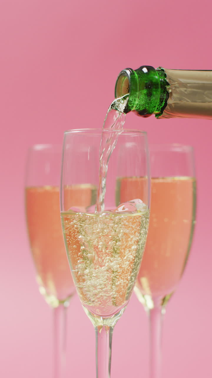 페인 컵의 클로즈업의 수직 비디오