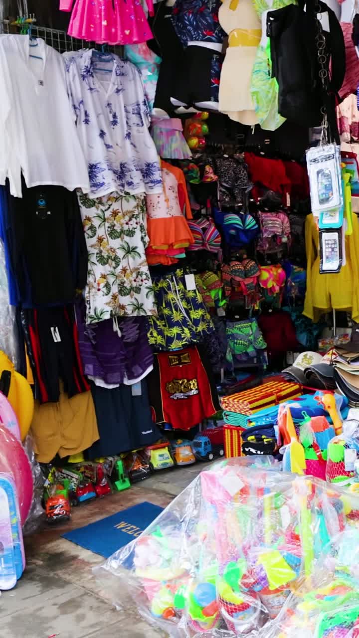 tienda vibrante que muestra varios recuerdos y artículos de playa