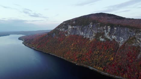 Vista-Del-Escarpado-Monte-Pisgah-Con-Follaje-Otoñal-Y-El-Lago-Willoughby-En-La-Ciudad-De-Westmore-En-Vermont,-Estados-Unidos