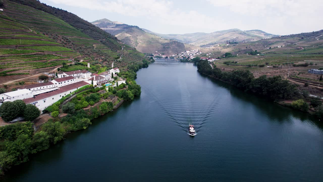 Barca in navigazione sul fiume Douro, nella valle dei vigneti di Vale de Mendíz, Portogallo