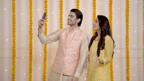 una pareja india deseando un feliz diwali en una videollamada