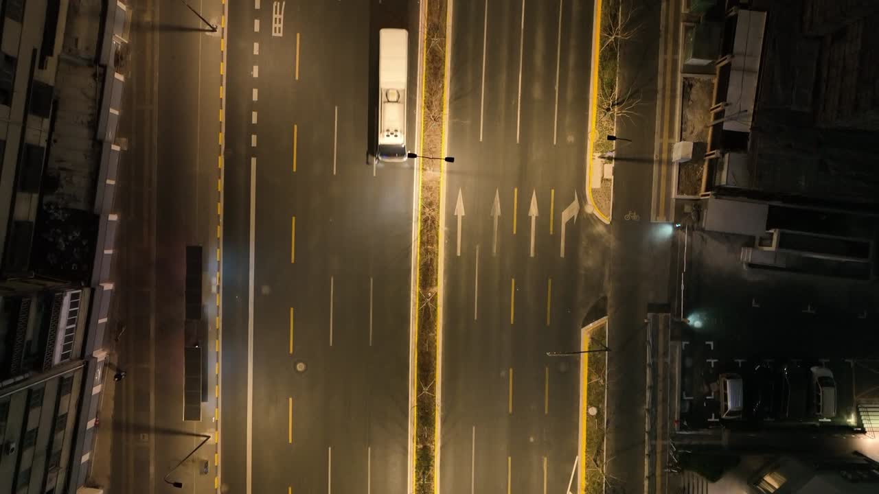 drone vista aérea de la carretera de la ciudad en la noche de shanghai china