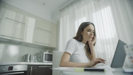 Mujer-Joven-Abre-La-Computadora-Portátil-En-El-Lugar-De-Trabajo-En-Casa.-Persona-Feliz-Trabajando-En-Línea