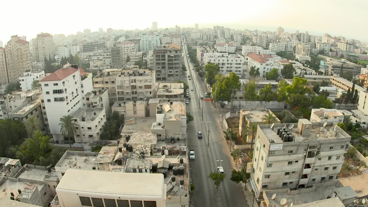 Traffico leggero su una strada tra grattacieli nella città di Gaza