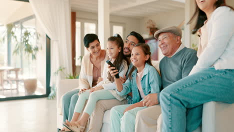 feliz, gran familia y viendo televisión en el sofá juntos