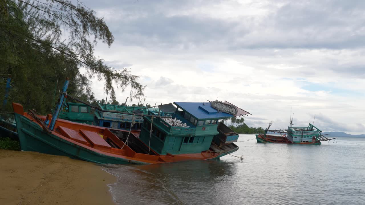 해변에 좌초된 오래된 나무 어선
