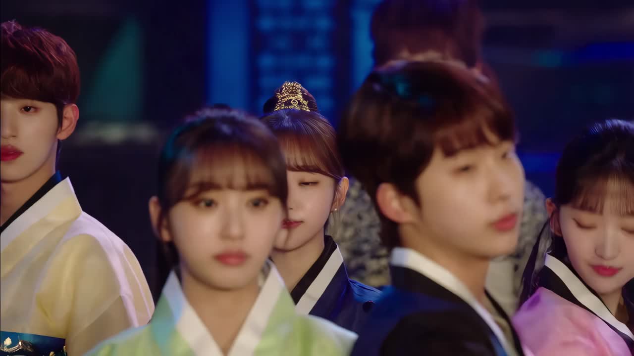 전통적인 한국 의상을 입은 k-pop 그룹