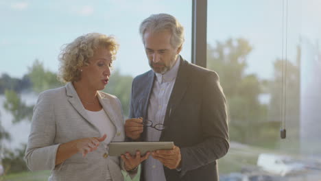 profesionales de negocios discutiendo el proyecto en la tableta