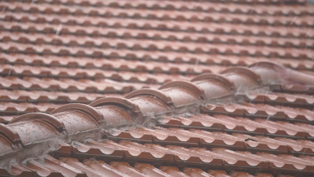 lluvia en un techo de baldosas de terracota