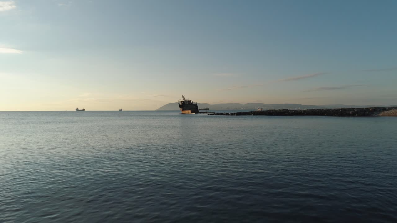 바다 에서 버려진 선박 파손