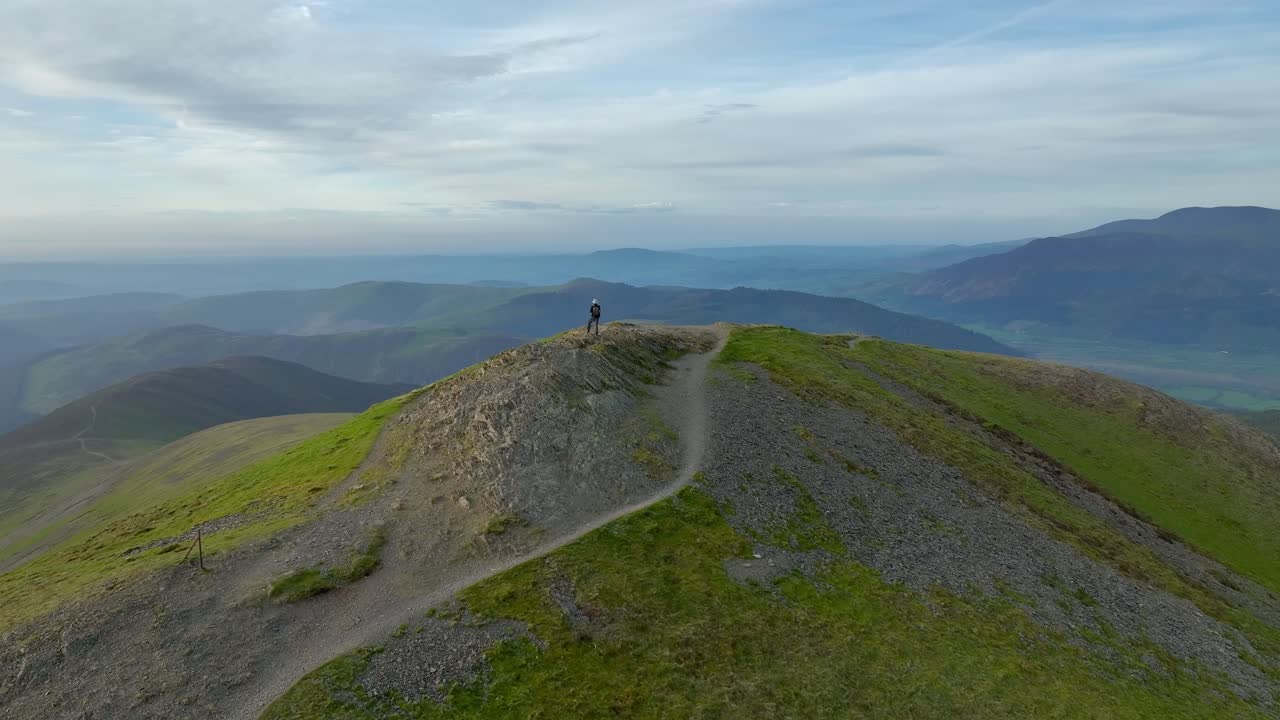 고독한 산책자, 휘어지는 길 끝에, 황금 시간에, 은 정상에.