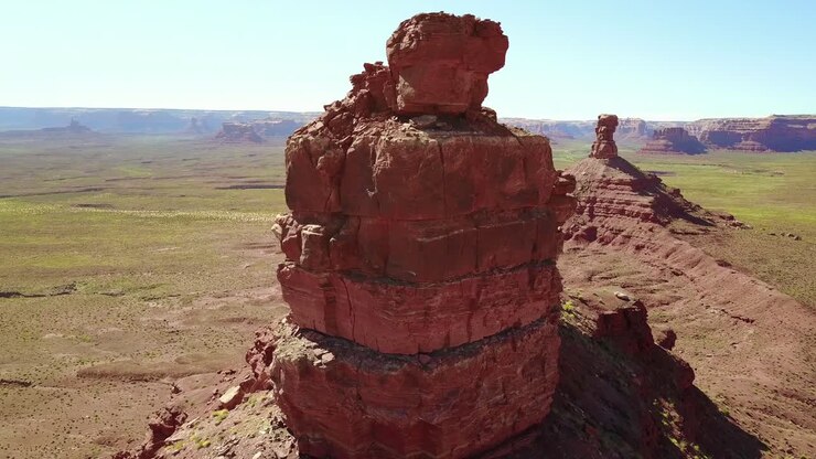 Ripresa aerea tra le mesa e le formazioni rocciose della Monument Valley, Utah 1